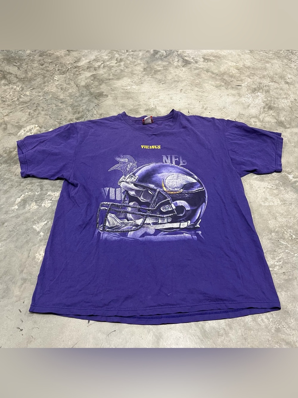 Vintage Minnesota Vikings NFL BIG Print Helmet T-Shirt Size XL Purple Cracks